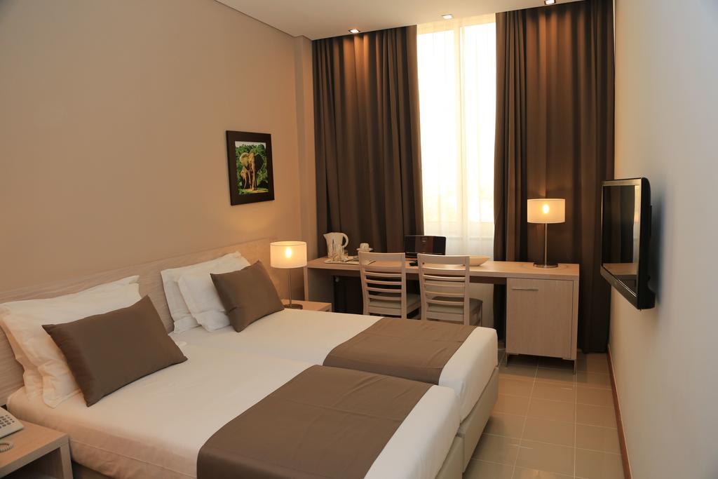 Fly Hotel Luanda Exterior photo